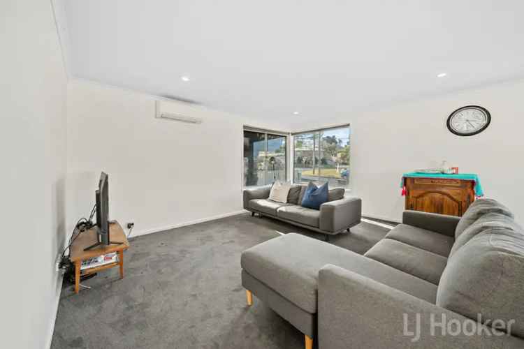 3 Bed Home Queanbeyan - Modern Kitchen & Backyard