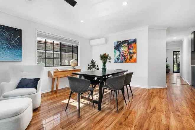 Luxury Wynnum Family Home Near Park and School