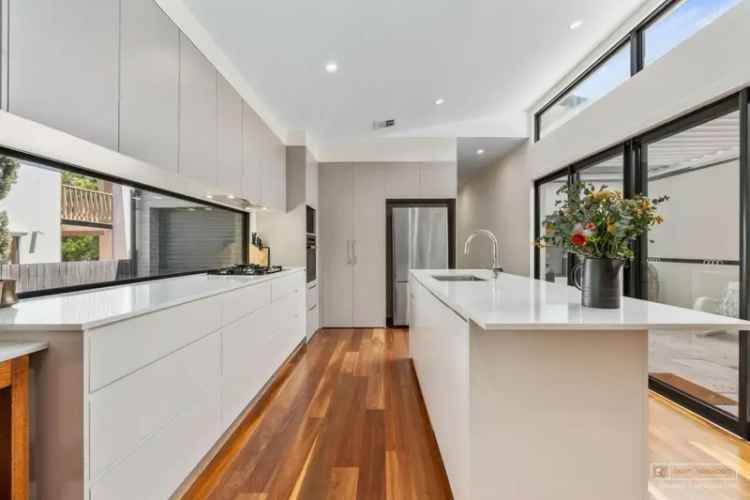 4 Bedroom Family Home Red Hill Modern Kitchen Ensuite Double Garage