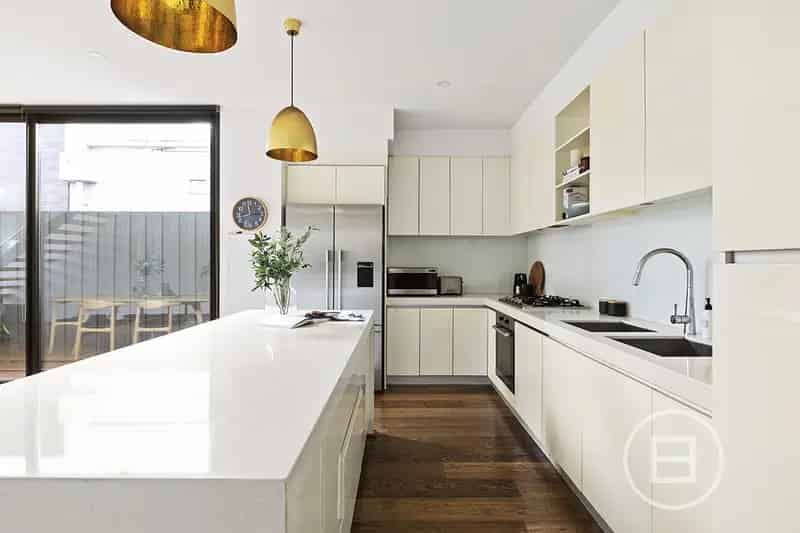 Buy house in a period home with large dimensions near Elwood beach