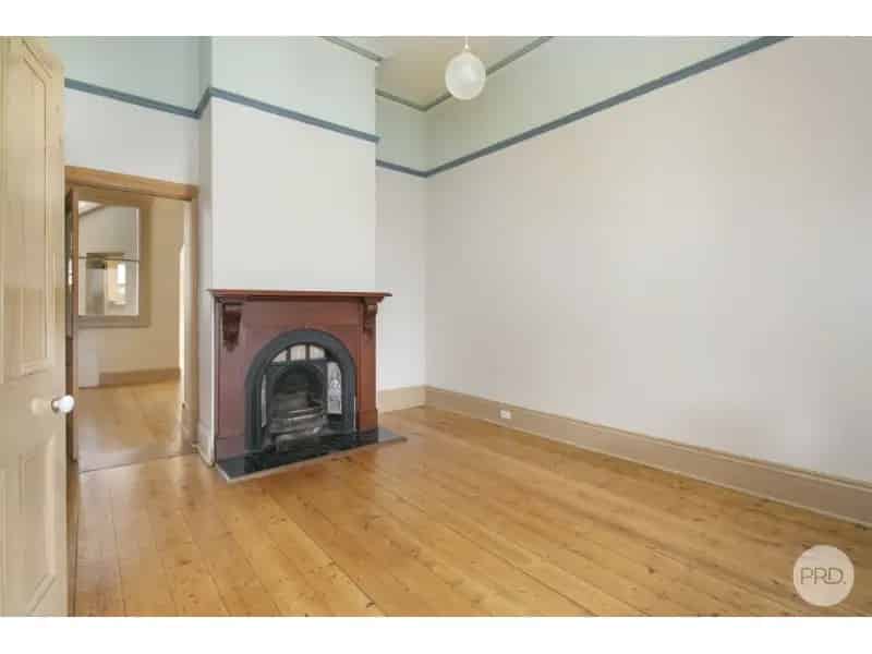Superb Central City Townhouse - Just Blocks From The Train Station