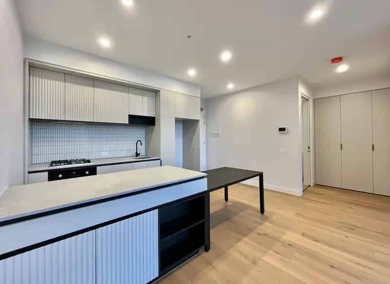 Modern Apartment for Rent in Burwood East with Balcony and Gym
