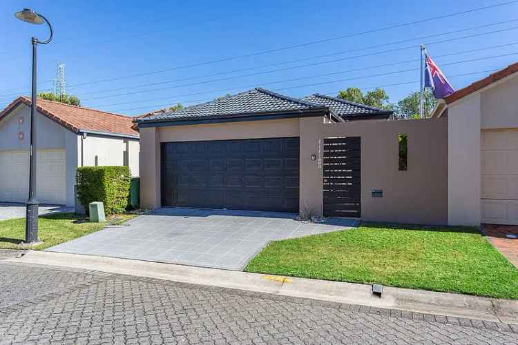 Family Home in Robina Near Shops Schools Beaches