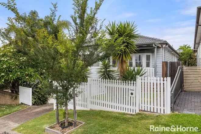 Adamstown Weatherboard Home Near Beaches and Westfield Kotara