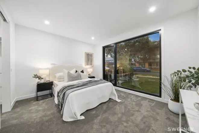 Luxury 4 Bed 3 Bath Contemporary Home in Altona