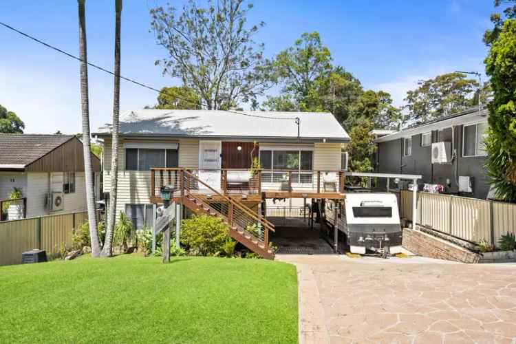 Expansive Family Home for Sale in Berkeley Vale with Modern Features