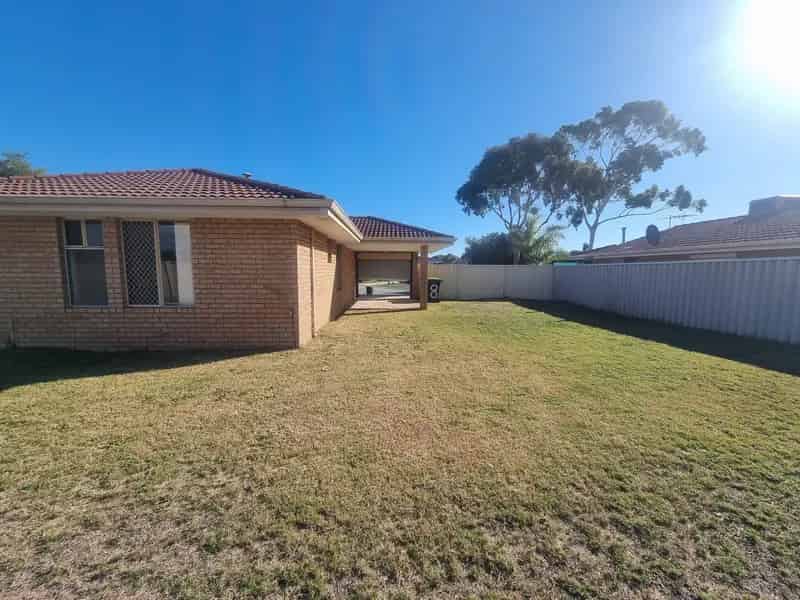 8 Fox Close, Waikiki WA 6169 - House For Lease