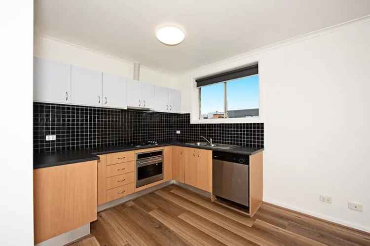 174m² Melbourne CBD Apartment - Spacious Studio with Balcony