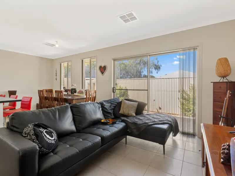 Comfortable 3 Bedroom 2 Bathroom Courtyard Home - An Investors Delight