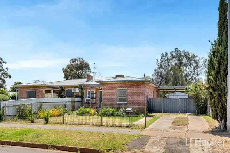 Buy house in Elizabeth with spacious backyard and modern kitchen