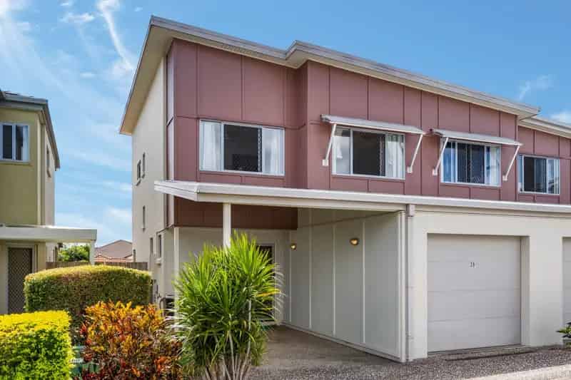 Stylish & Spacious Townhouse in Prime Calamvale Location