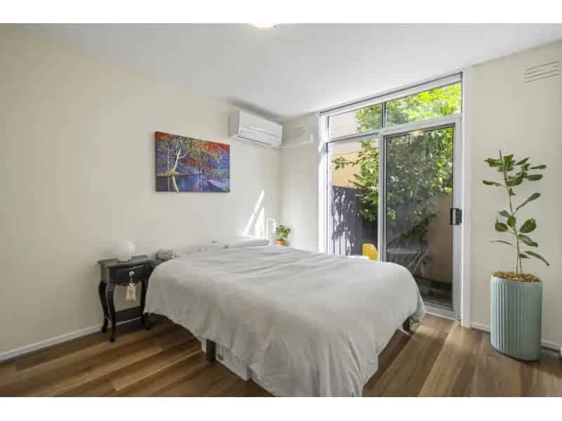 Stylish One-Bedroom Apartment With Courtyards!