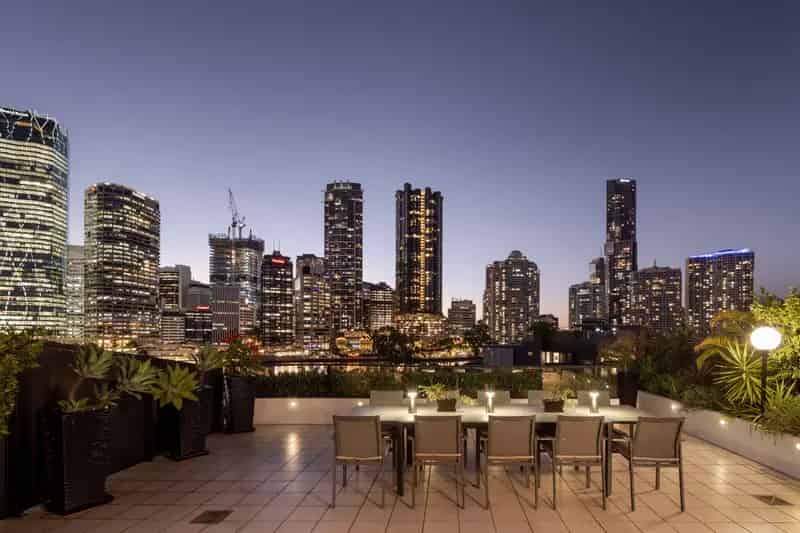 Exquisite Penthouse Entertainer - Top Floor Luxury with City, River and Story Bridge Views