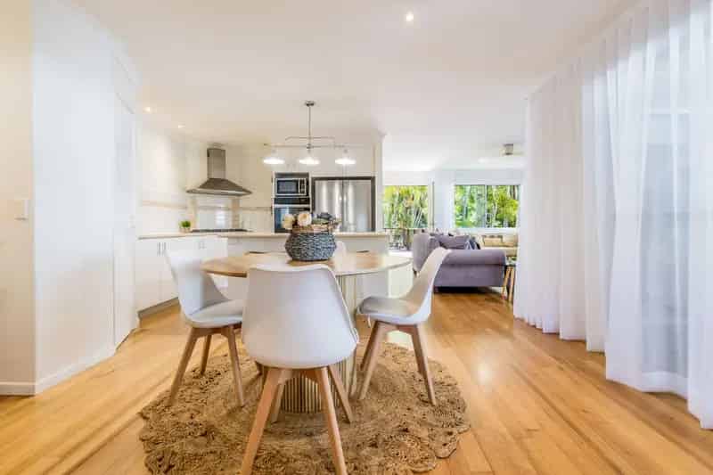 5 Bedroom home walking distance to beach and shops