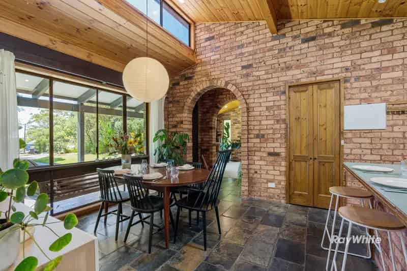 Buy House in Quiet Mollymook Beach Cul-de-sac with Swimming Pool