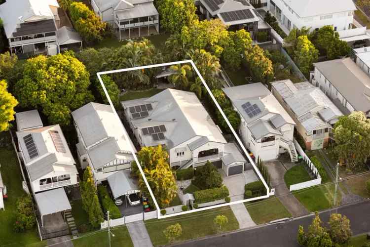 Quality Queenslander on 810m2 - Parkside Location