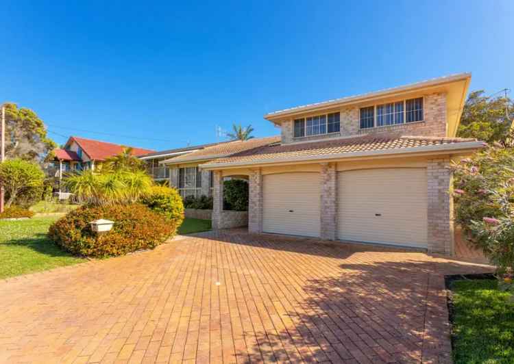 Beachfront Brick and Tile Home - 3 Beds, Multiple Living Areas