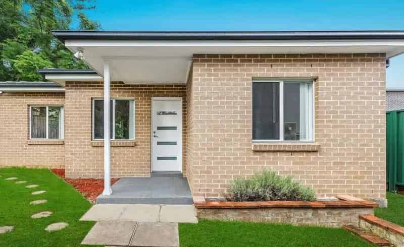Lease modern granny flat in Baulkham Hills with private side access