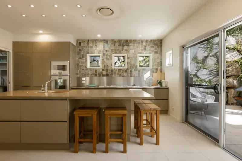Executive Entertainer in Prestigious Enclave