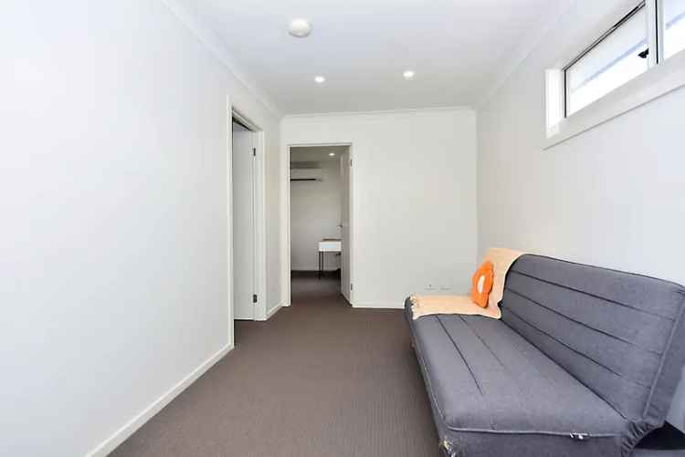 2 rooms house of 240 m² in Melbourne