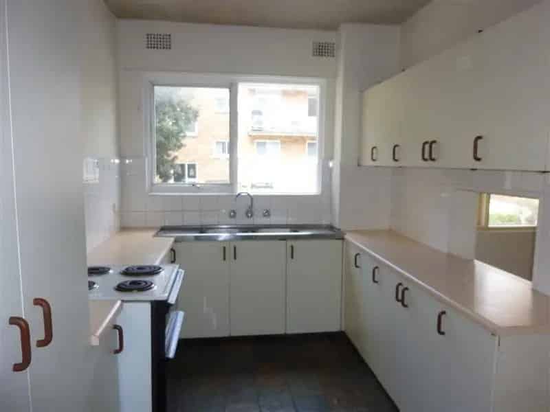 Lease Two Bedroom Unit in Mona Vale with Spacious Kitchen and Beach Proximity