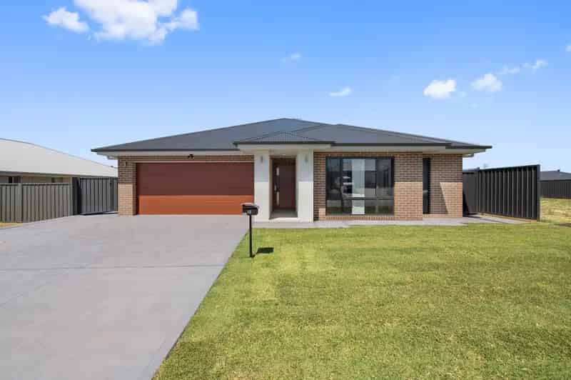 Real Estate For Lease - 12 Quintero Close - Heddon Greta , NSW