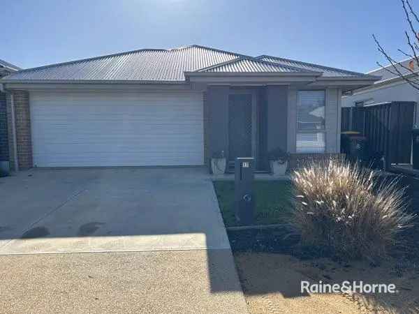 3 Bedroom Family Home with Modern Kitchen and Double Garage