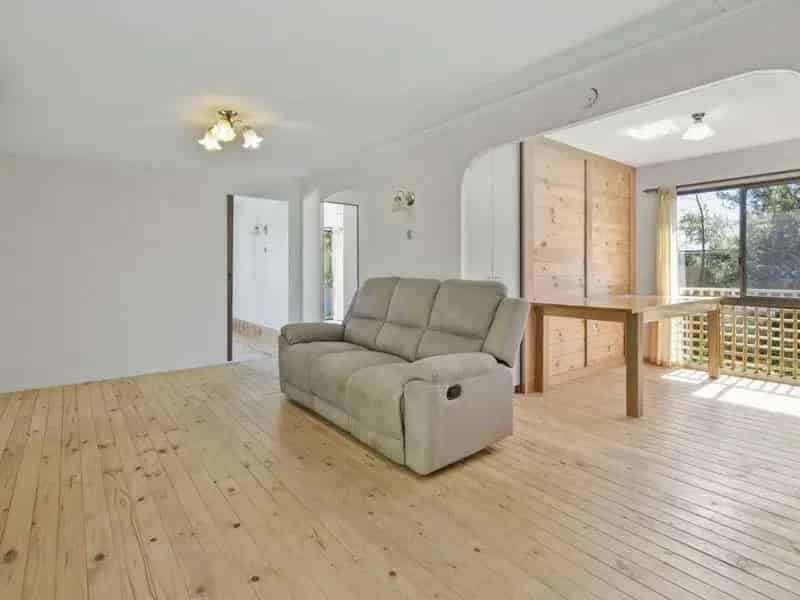 Tucked Away 2 Bedroom Cottage Not Far From The Main Street