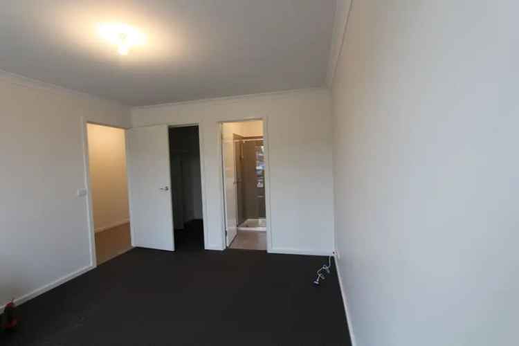 House for Lease Cranbourne East with 3 Bedrooms and Alfresco Area