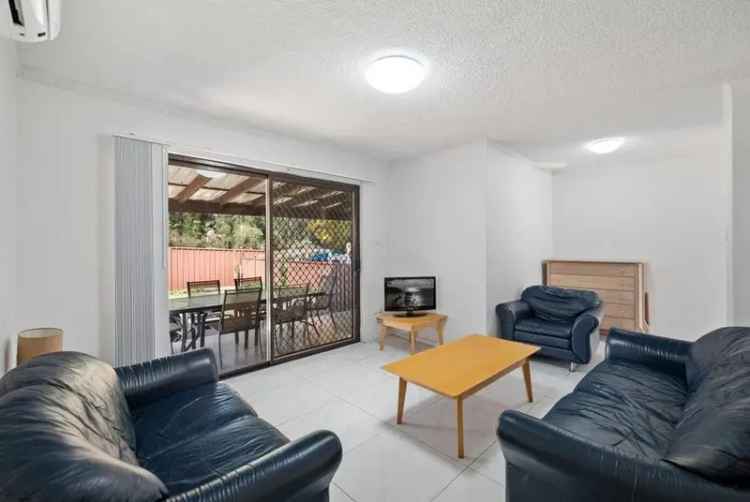 Macquarie Fields Townhouse: 3 Bed, Ensuite, Modern Living