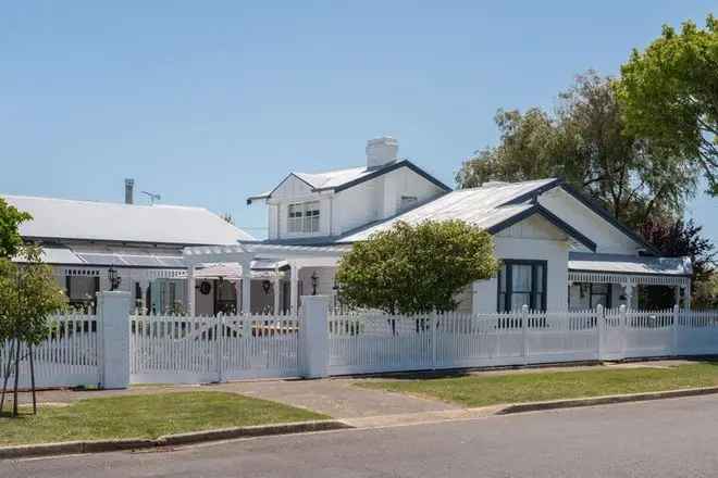 Willow Manor Family Home Near Schools and Beach