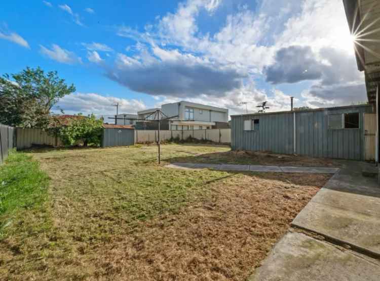 4 Bed 186m² House Melbourne - Updated Kitchen & Solar Panels