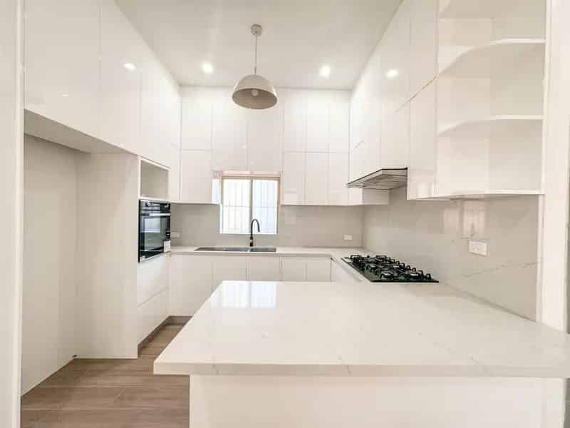 FOUR SPACIOUS HOUSE WALKING DISTANCE TO MASCOT SHOPS!