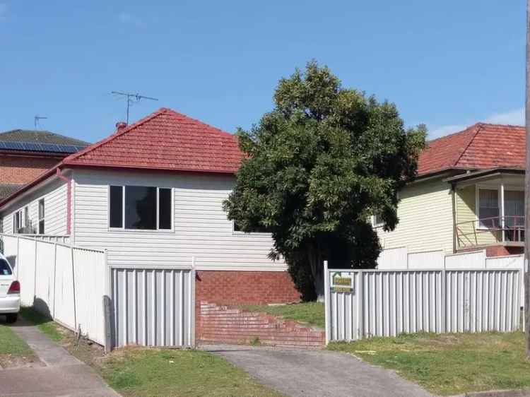 3 Bedroom Home Near School and Transport