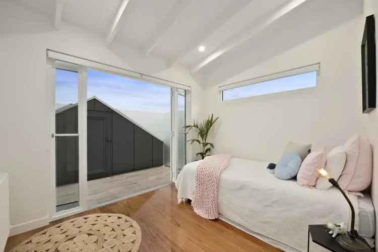 3 Bedroom Executive Home St Kilda - Stylish Oasis