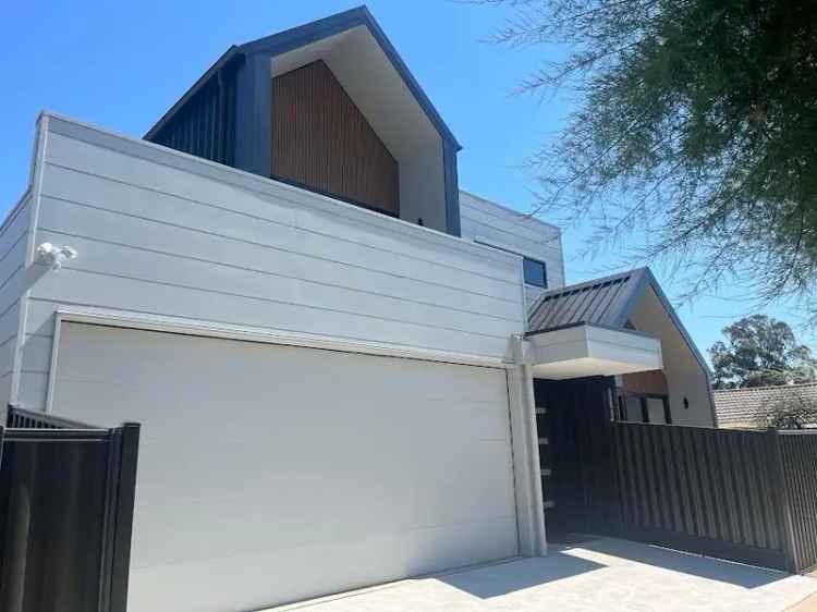 Modern Double-Storey Townhouse Near Mansfield Township