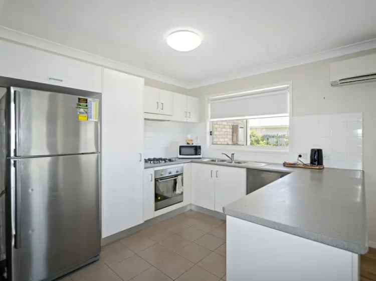 Family Home near Moore Park Beach 4 Bed 2 Bath Double Garage