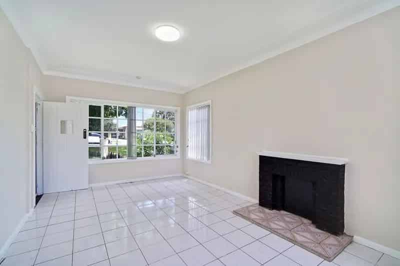 Lease Cottage Home with Carport in Lake Heights NSW