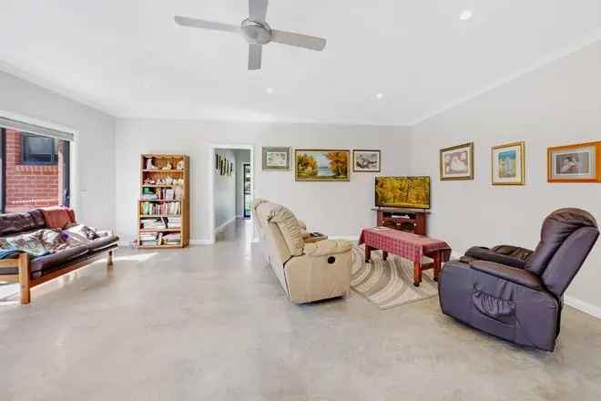 Stunning 3 Bed 2 Bath Home in Porepunkah