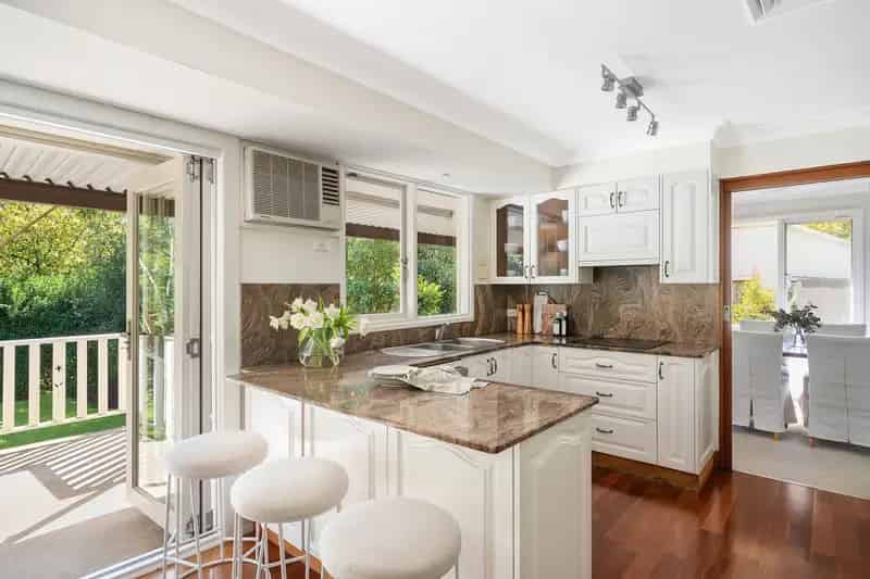 Large home plus garden cottage, options for multi-generational living