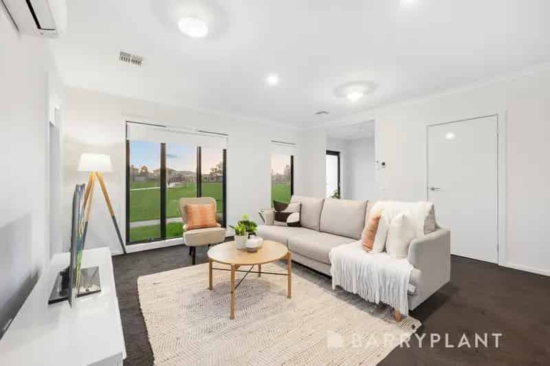 Modern Family Living in Prime Tarneit Location – Park Facing!