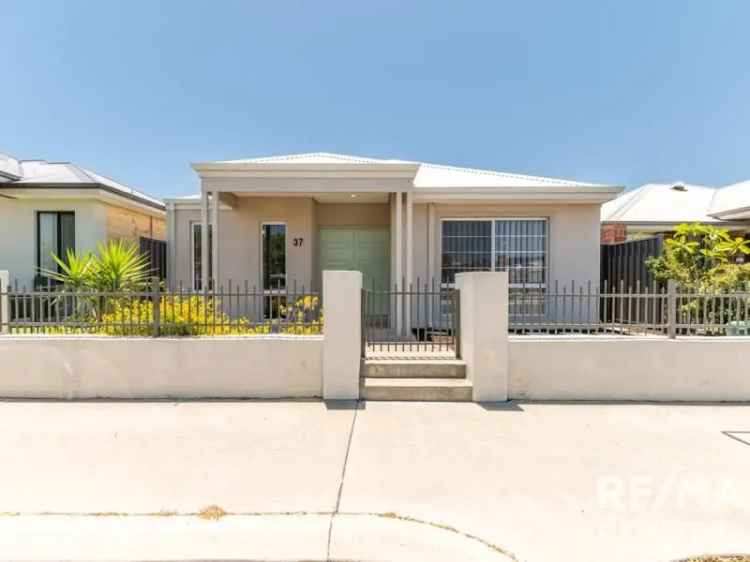 Coastal Home in Trinity Estate Alkimos - 4 Bed 2 Bath