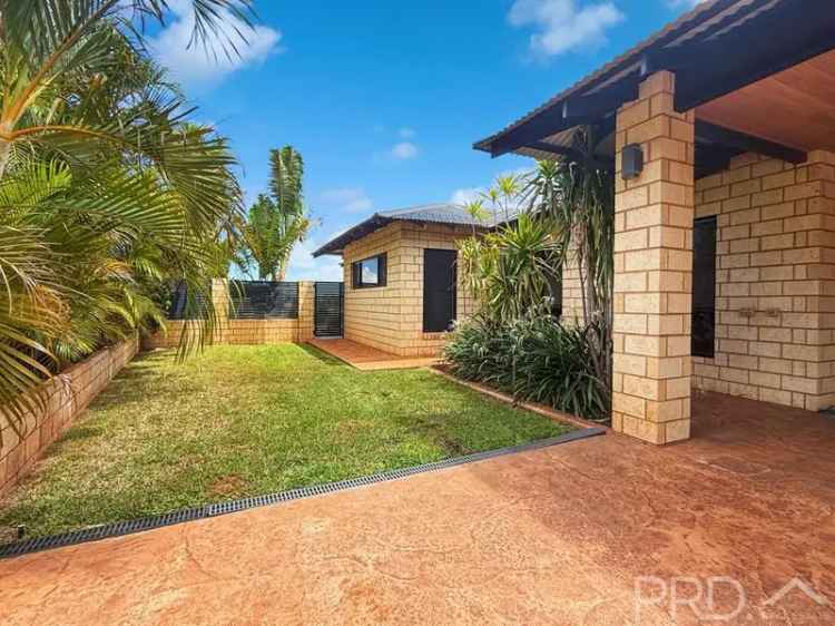 Baynton Solid Brick Home - Spacious Family Home with Pool