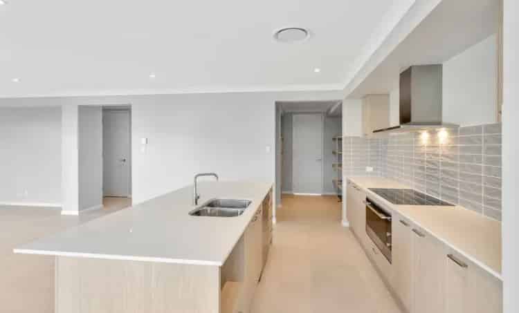LARGE 5 BEDROOM EXQUISITE HAMPTONS STYLE HOME IN NEWPORT