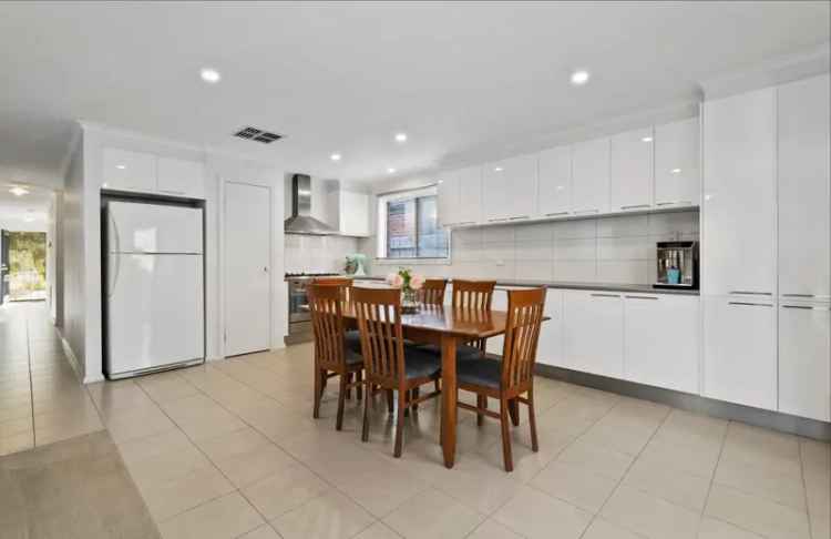 3 Bed 2 Bath Modern Home in South Morang - Family Living