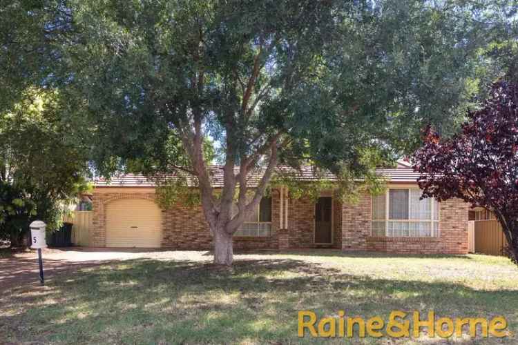 Family Home 3 Bed 1 Bath East Modern Kitchen