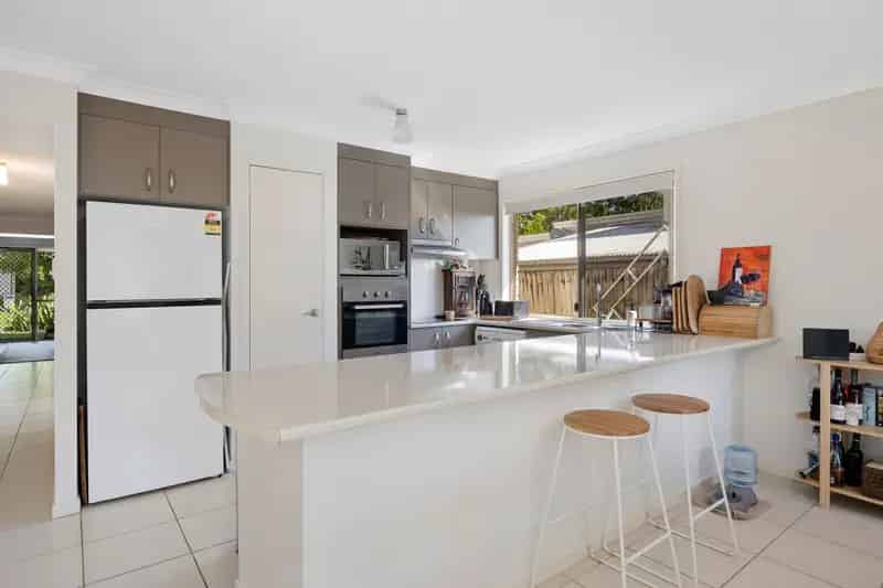EASY AND AFFORDABLE LIVING IN PARKLAKES! COMFORT, CONVENIENCE AND POTENTIAL!