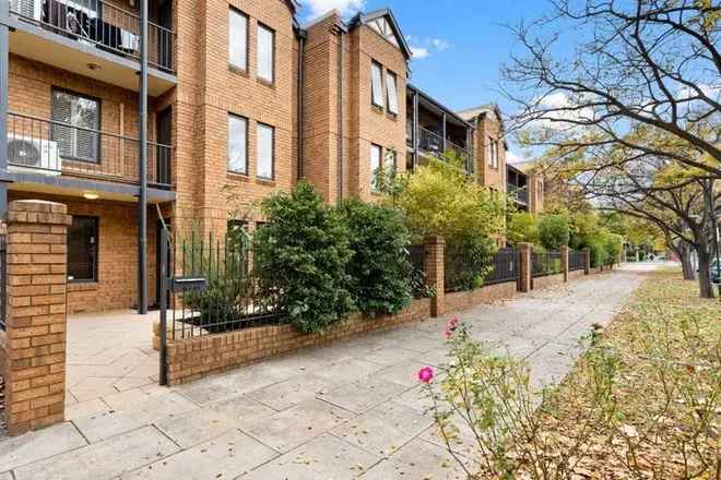 City Apartment with Hurtle Square Views