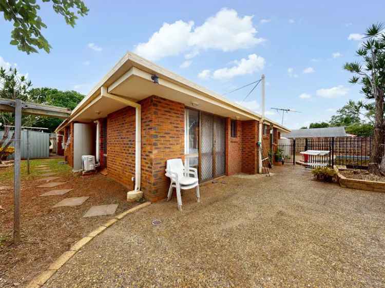 Rare opportunity. Dual living lowset in Robertson!