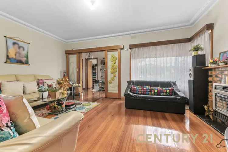 32 Victoria Avenue, Springvale VIC 3171 - House Auction